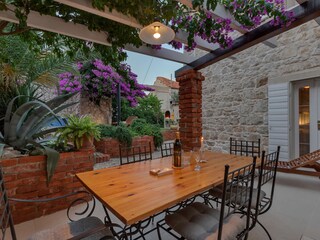 Terrasse mit Garten und Pool