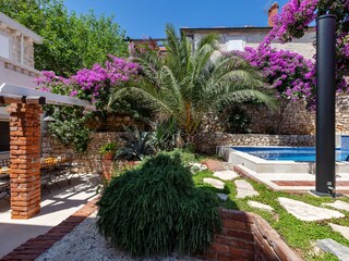 Der Garten mit Pool und Terrasse