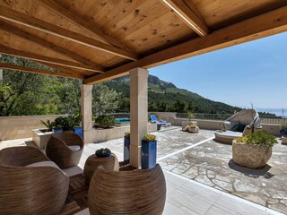 Überdachte Terrasse mit Meerblick