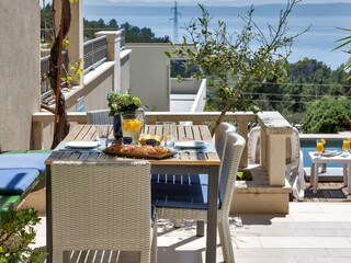 Terrasse mit Pool und Meerblick