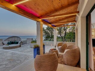 Terrasse mit Pool und Meerblick