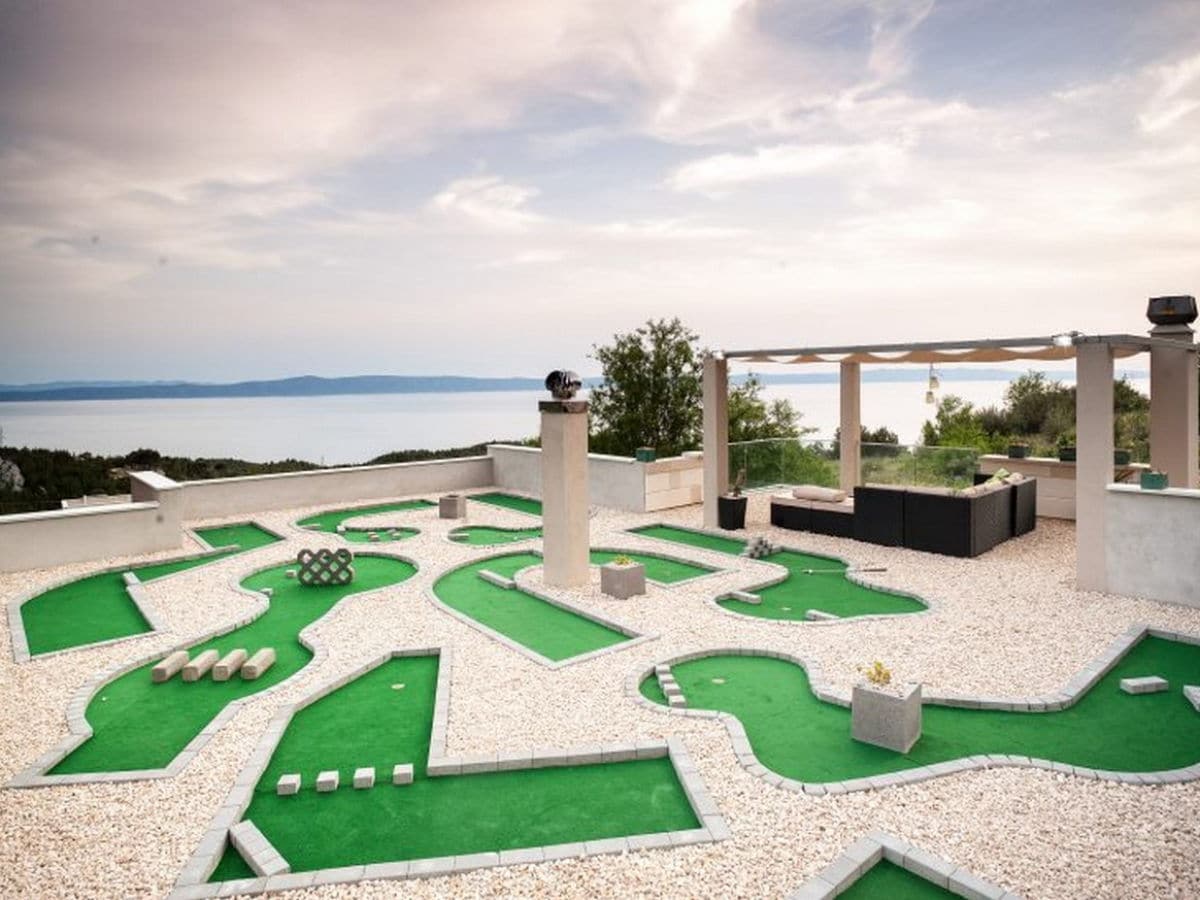 Terrasse mit Meerblick und Mini-Golf Platz