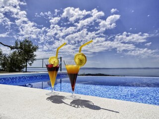 Der Pool mit Terrasse und Meerblick