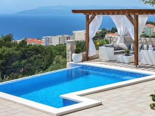 Terrasse am Pool mit Meerblick