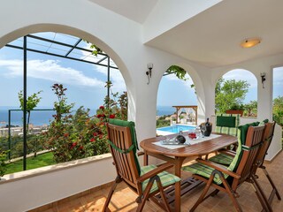 Überdachte Terrasse am Wohnzimmer mit Meerblick