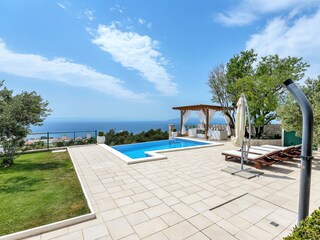 Der Pool und Terrasse mit Meerblick