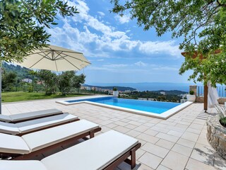 Terrasse mit Pool und Meerblick