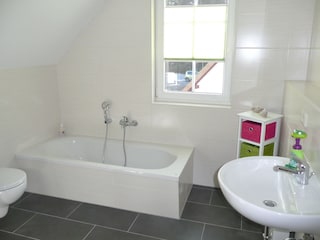 Badezimmer im Obergeschoss mit Wanne und Dusche