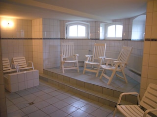Wellnessbereich und Sauna im Souterrain der Villa.