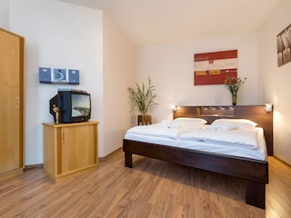 Großes Schlafzimmer mit TV ...
