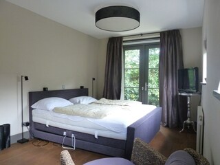 Das 1. Schlafzimmer mit Doppelbett (Erdgeschoss)