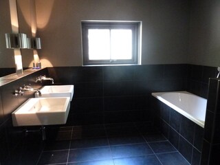 Das Badezimmer mit Badewanne (Erdgeschoss)