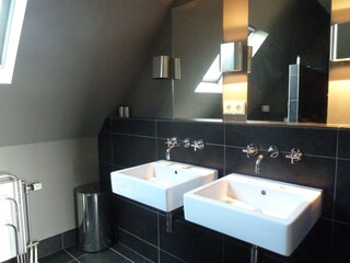Badezimmer 3 (im ersten Stock)