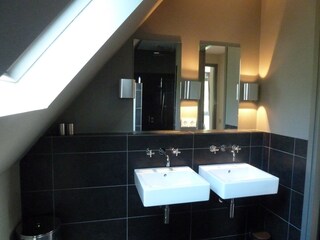Badezimmer 2 (im ersten Stock)