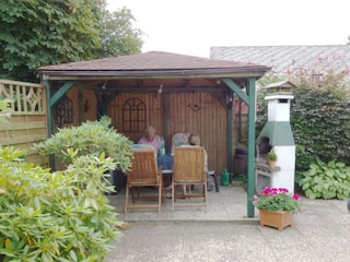 Blick auf den Pavillion im Garten