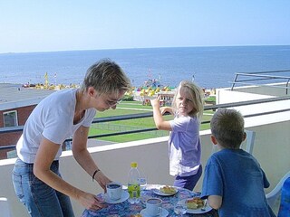 Ein Frühstück auf dem Balkon mit Meerblick
