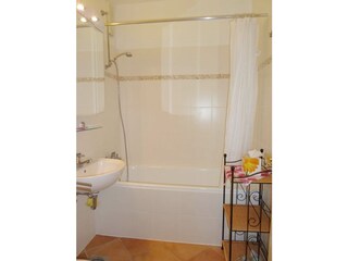 Badezimmer mit Badewanne