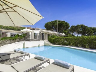 Pool und Poolterrasse