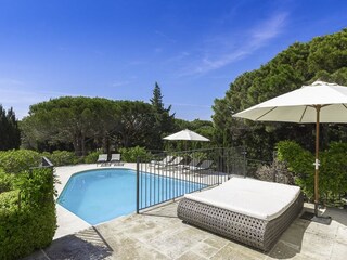 Pool und Lounge