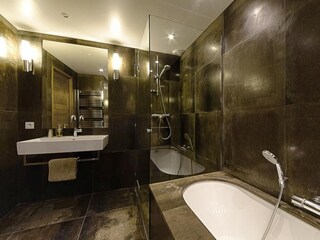 Bad mit Badewanne
