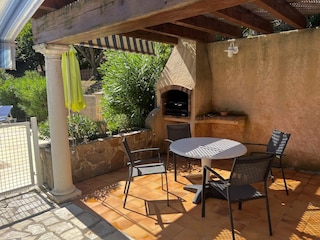 Pergola und Barbecue