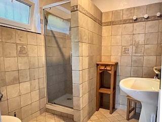 Komplett renoviertes Badezimmer mit Dusche