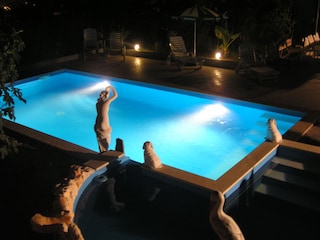 Swimming-Pool bei Nacht