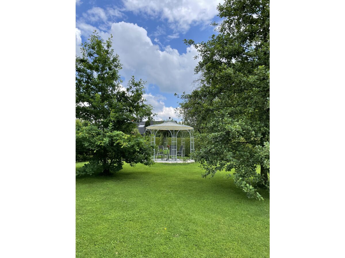 Gartenpavillon mit Tisch und Stühlen