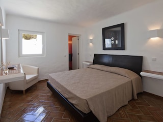 Main bedroom with bath en-suite