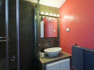 Bathroom en-suite with shower
