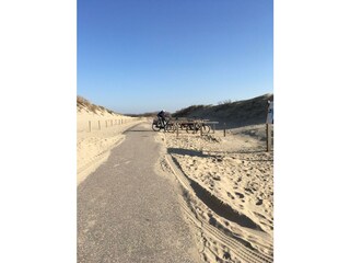 Weg  Noordzeestrand hinter Leuchtturm