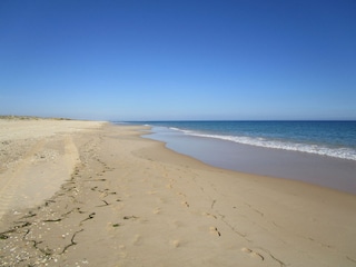 Weitläufiger Sandstrand auf der Ilha de Tavira