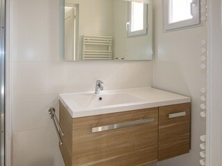 Bathroom with shower at the holidayhome in Les Issambre