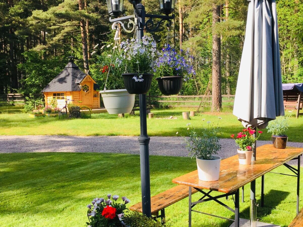 Garten mit Grillkota