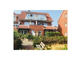 Südseite mit kleinem Park (Whg. im DG rechts)