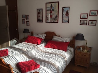 Schlafzimmer 1, mit TV