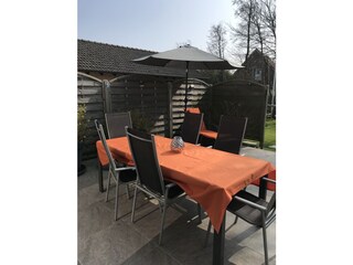 Terrasse mit Markise und Schirm