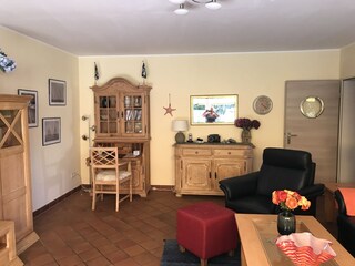Wohnzimmer mit Schreibtisch