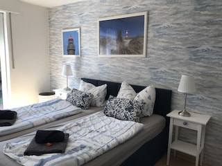 Schlafzimmer 2: Mit zusätzlichem Babybett