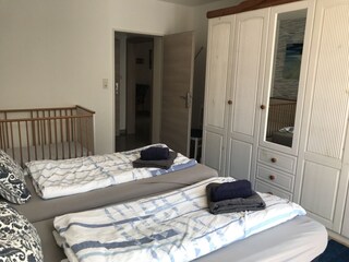 Schlafzimmer 2: Mit zusätzlichem Babybett