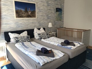 Schlafzimmer 2: Mit zusätzlichem Babybett