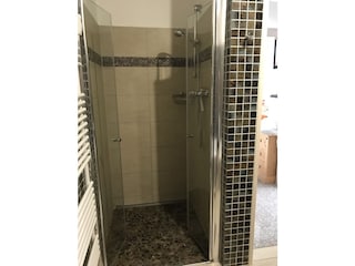 Badezimmer 1: Mit ebenerdiger Dusche und Badewanne