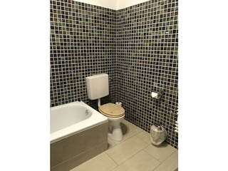 Badezimmer 1: Mit ebenerdiger Dusche und Badewanne