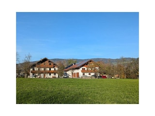 Bilck auf Bauernhaus und Ferienhaus