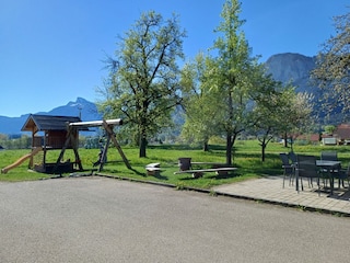 Garten mit Spiel- und Grillplatz