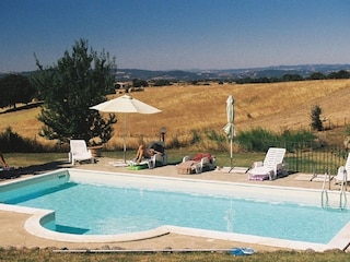 Blick vom Haus auf pool auf die Maremmalandschaft