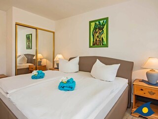 Schlafzimmer mit Doppelbett