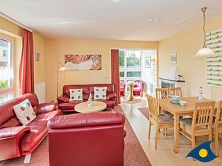 Wohnzimmer mit Essbereich, Erker und Kamin