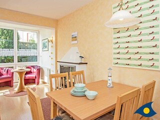 Essbereich mit Erker und Kamin