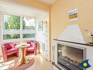 Wohnzimmer mit Erker und Kamin